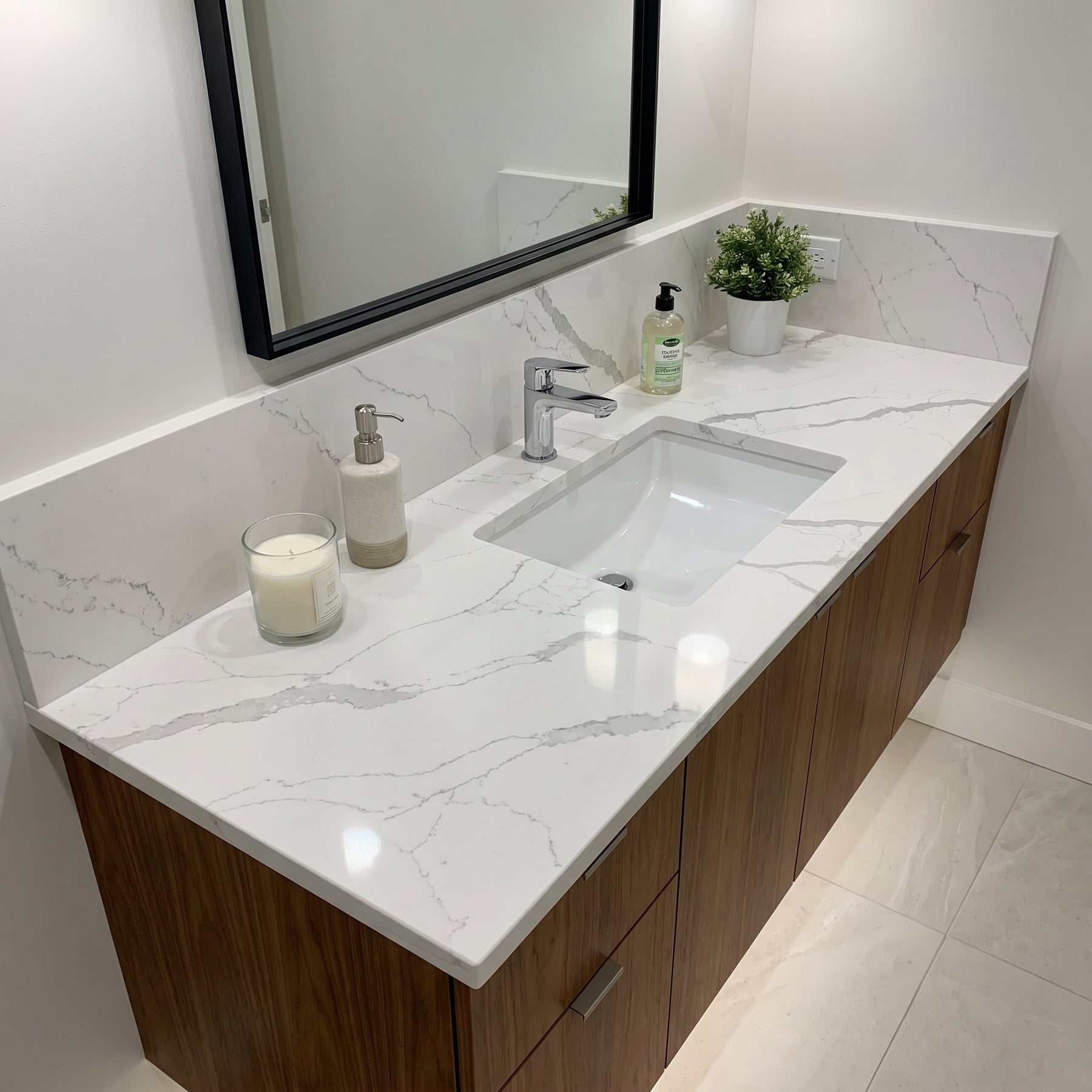 Lucent Calacatta calacatta quartz detail, Marmo Finish